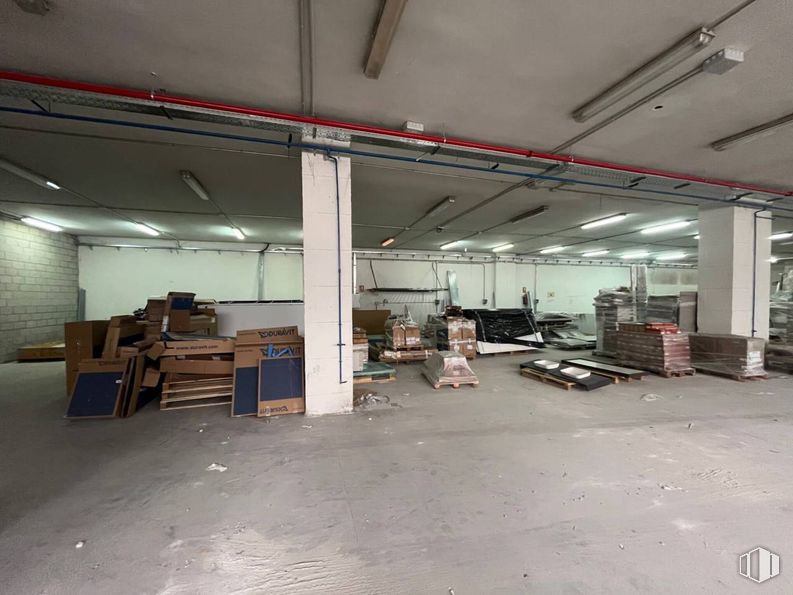 Industrial for rent at Carretera Fuencarral, Alcobendas, Madrid, 28108 with floor, ceiling, flooring, composite material, metal, fluorescent lamp, building material, steel, aluminium and warehouse around