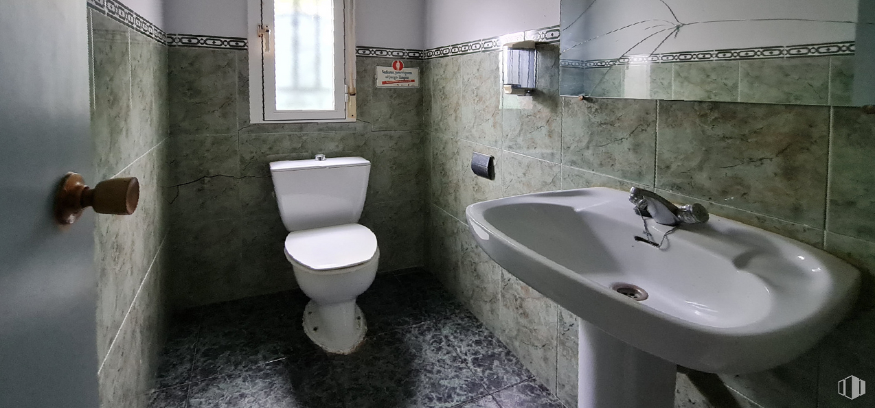 Retail for sale & for rent at Zona Río Alberche, Hormigos, Toledo, 45919 with toilet, sink, window, plumbing fixture, tap, property, white, bathroom sink, toilet seat and bathroom around