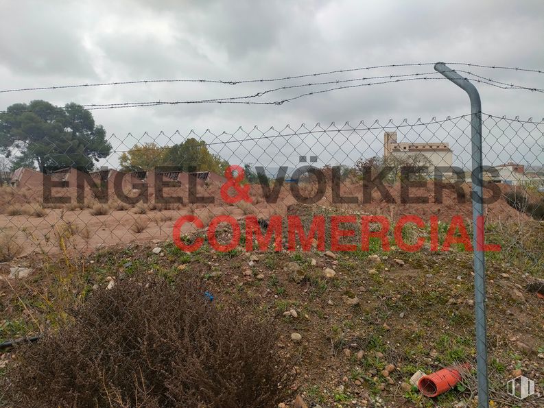 Land for sale at Avenida Cristóbal Colón, 232, Marchamalo, Guadalajara, 19180 with cloud, plant, sky, ecoregion, land lot, vegetation, fence, mesh, wire fencing and grass around