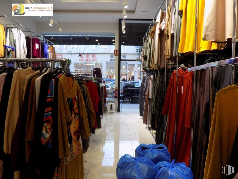 Retail for rent at Calle Manuel Cobo Calleja, Fuenlabrada, Madrid, 28947 with blue, textile, yellow, clothes hanger, retail, customer, t-shirt, suit, event and sportswear around