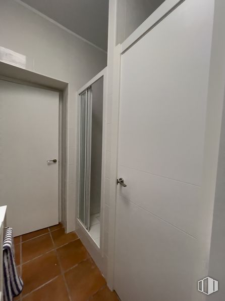 Local en venta en Avenida Ciudad de Barcelona, 178, Retiro, Madrid, 28007 con puerta, accesorio, madera, asa, suelo, suelos, edificio, puerta de casa, madera dura y exterior del automóvil alrededor