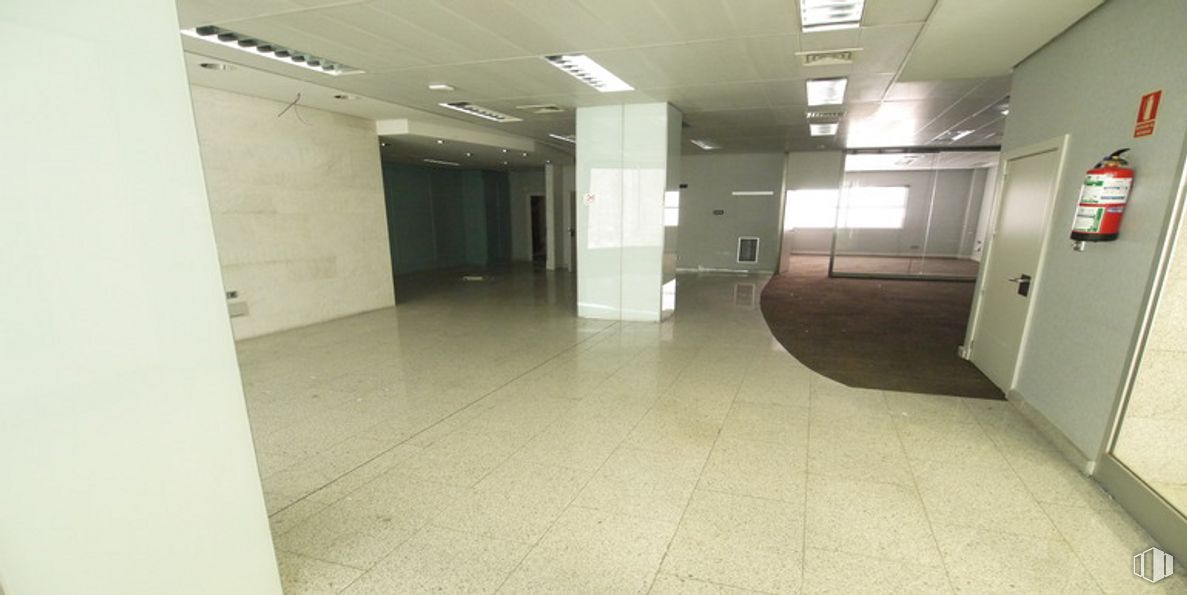 Local en alquiler en Zona Estación, Tres Cantos, Madrid, 28760 con accesorio, pavimentos, edificio, piso, propiedad material, techo, pasillo, vidrio, suelos de baldosas y puerta alrededor