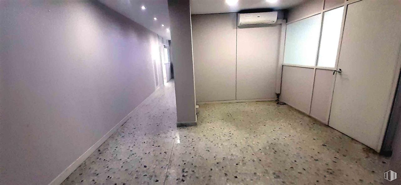 Oficina en alquiler en Calle Simón Hernández, Móstoles, Madrid, 28931 con puerta, suelos, suelo, hall, accesorio, techo, vidrio, espacio, hormigón y lámpara alrededor