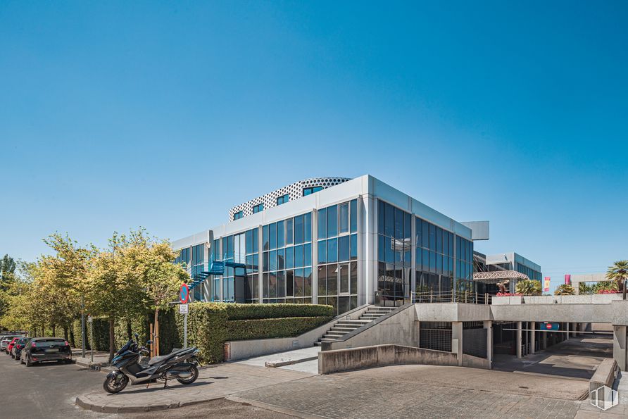 Oficina en alquiler en Edificio B, Calle Enrique Granados, 6, Pozuelo de Alarcón, Madrid, 28223 con motocicleta, edificio, cielo, rueda, neumático, planta, árbol, arquitectura, diseño urbano y vehículo alrededor