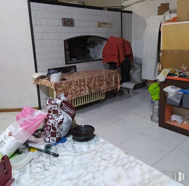 Retail for sale at Calle Amargura, Carbonero el Mayor, Segovia, 40270 with packaged goods, property, interior design, wood, flooring, floor, wall, building, hardwood and living room around