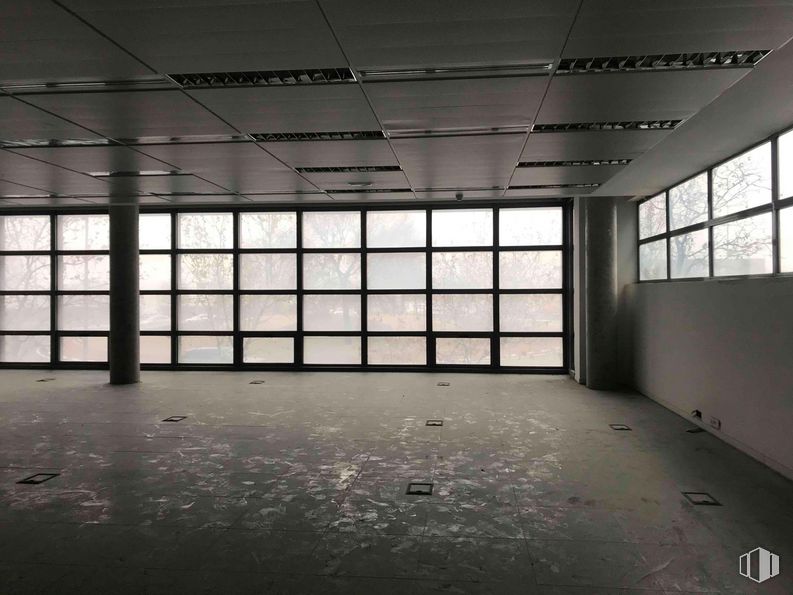 Oficina en alquiler en Zona Alcobendas, Alcobendas, Madrid, 28100 con ventana, edificio, accesorio, hall, suelo, suelos, pared, tintes y matices, techo y vidrio alrededor