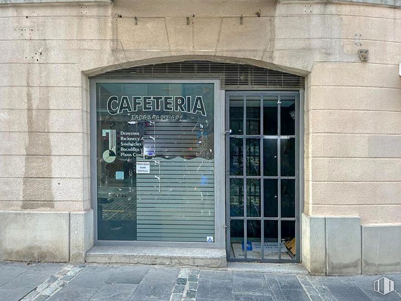 Retail for sale at Calle Duque de Alba, Ávila, 05001 with door, fixture, brick, wood, brickwork, font, facade, city, composite material and glass around