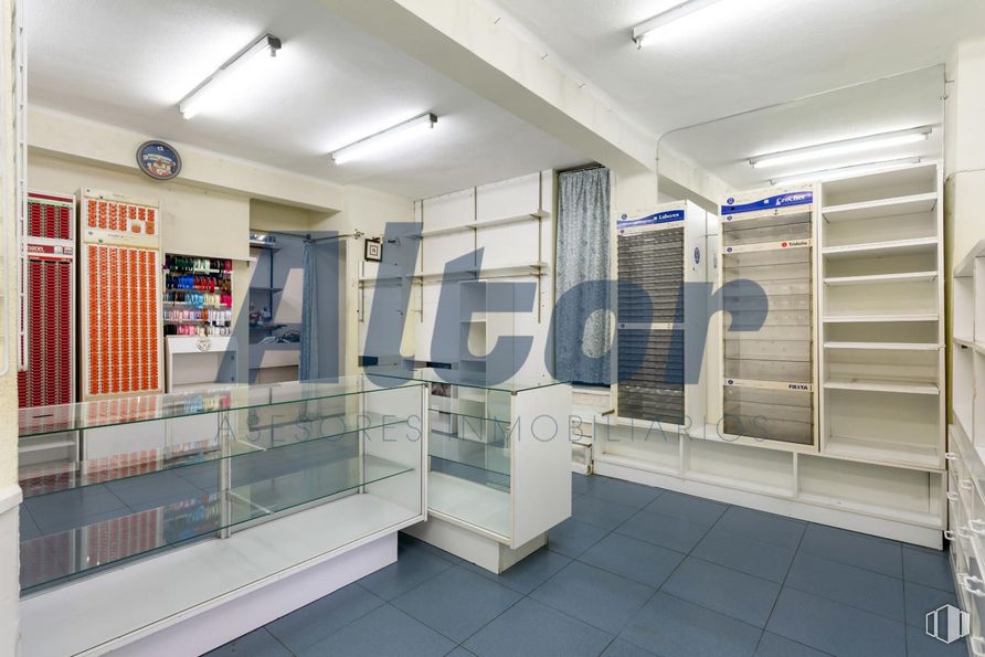 Local en venta en Zona Avenida San Luís, Hortaleza, Madrid, 28033 con lámpara, alumbrado, edificio, interiorismo, accesorio, suelo, suelos, techo, vidrio y reloj alrededor