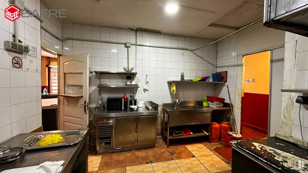 Local en venta en Calle Carrascales, Usera, Madrid, 28026 con ebanistería, encimera, fregadero, cocina, cocina, aparato de cocina, suelo, suelos, madera y fregadero alrededor