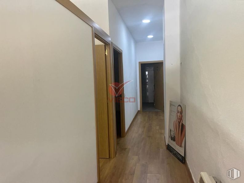 Retail for sale & for rent at Zona centro, Cuenca, 16004 with person, door, fixture, hall, wood, flooring, floor, hardwood, ceiling and paint around