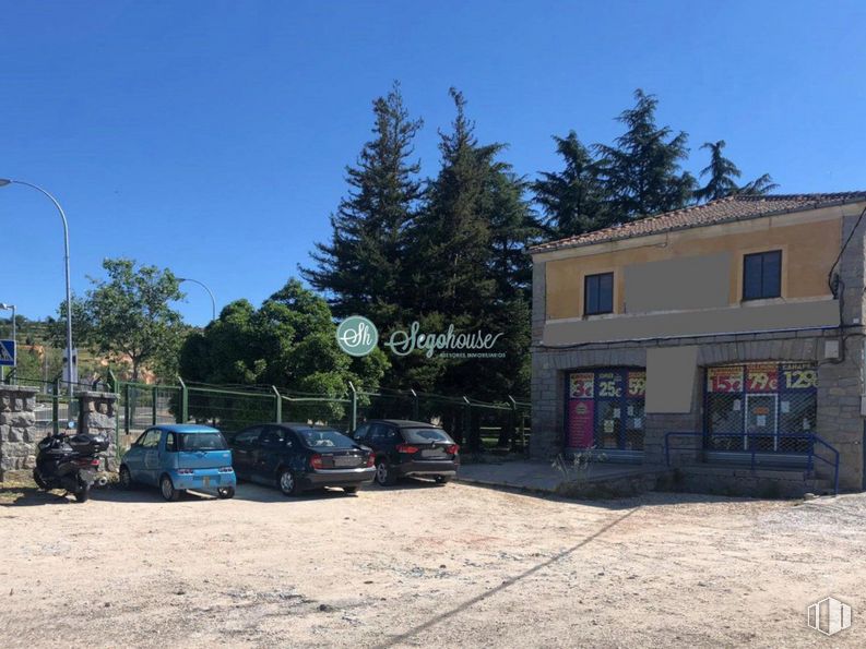 Retail for sale at Avenida Vía Roma, Segovia, 40003 with car, building, window, street light, tire, automotive parking light, sky, wheel, vehicle and tree around