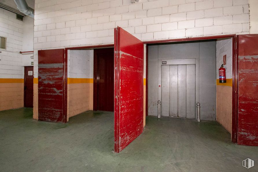 Industrial for sale at Calle Albasanz, 14 B, San Blas - Canillejas, Madrid, 28037 with door, fixture, wood, red, flooring, handle, facade, gas, event and concrete around