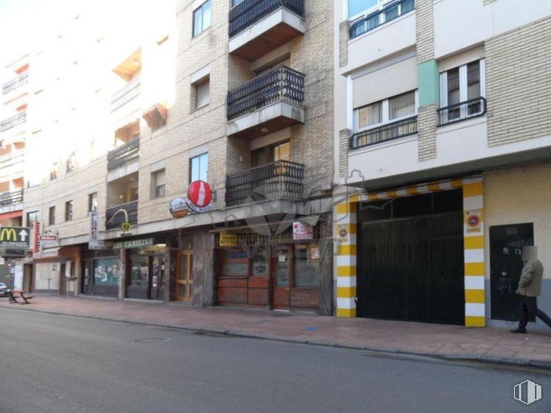 Retail for sale & for rent at Calle Las Torres, Cuenca, 16001 with person, window, building, property, architecture, door, urban design, residential area, neighbourhood and sidewalk around