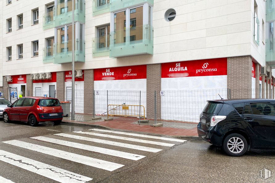 Retail for sale & for rent at Calle Valcarlos, 17, Fuencarral - El Pardo, Madrid, 28050 with wheel, car, building, automotive parking light, tire, land vehicle, vehicle, motor vehicle, window and automotive lighting around