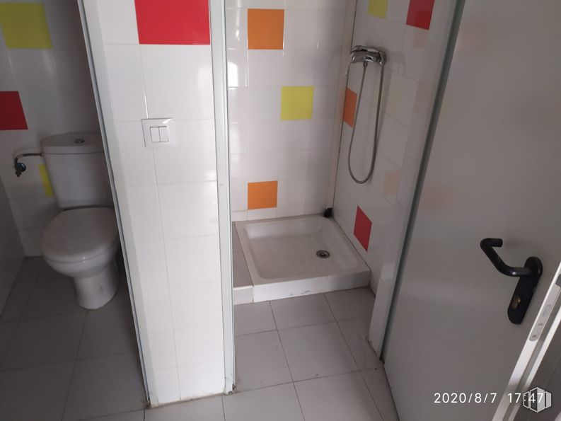 Nave en venta en Avenida Américas, Coslada, Madrid, 28820 con inodoro, accesorio de plomería, accesorio, baño, piso, fontanería, suelo, asa, gas y accesorio de baño alrededor