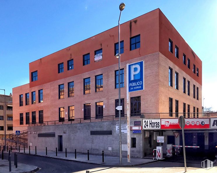 Office for rent at Edificio Curia, Calle Trinitarios, 1, Toledo, 45003 with building, sky, window, house, urban design, tower block, condominium, fixture, residential area and commercial building around