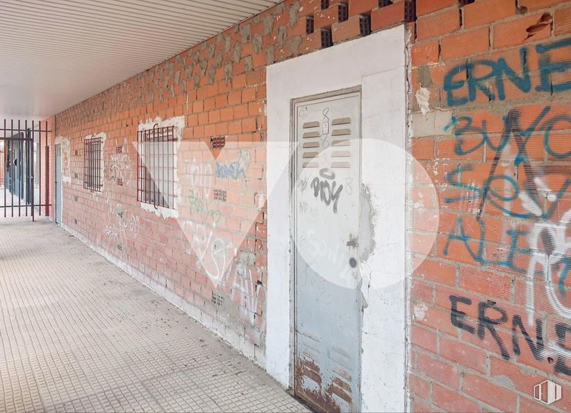 Local en venta en Canillas - Hortaleza, Hortaleza, Madrid, 28043 con puerta, ventana, albañilería, ladrillo, arte, fuente, fachada, mural, ciudad y artes visuales alrededor