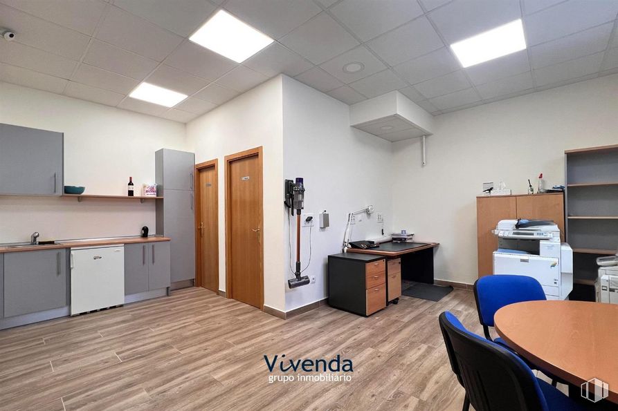 Local en venta en Zona ayuntamiento, Humanes de Madrid, Madrid, 28970 con lámpara, alumbrado, mesa, puerta, ebanistería, encimera, mueble, mesa, madera y suelos alrededor