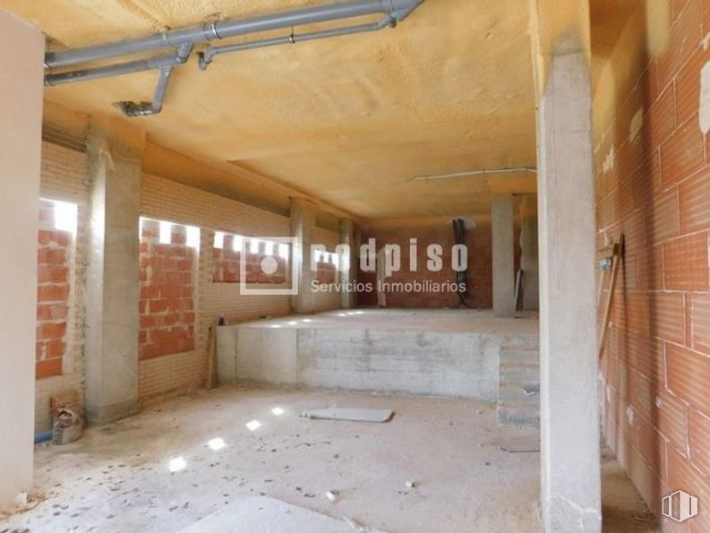 Retail for rent at Zona Butarque, Villaverde, Madrid, 28021 with wood, window, fixture, flooring, hall, floor, building, ceiling, beam and composite material around