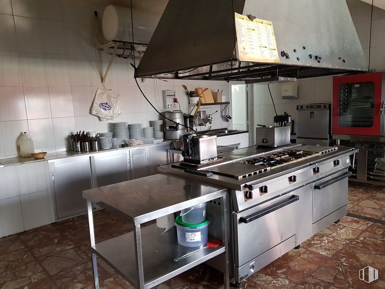 Retail for sale at Calle Real, 236, Corral de Almaguer, Toledo, 45880 with packaged goods, table, microwave oven, kitchen appliance, gas stove, countertop, cabinetry, kitchen stove, cooktop and kitchen around