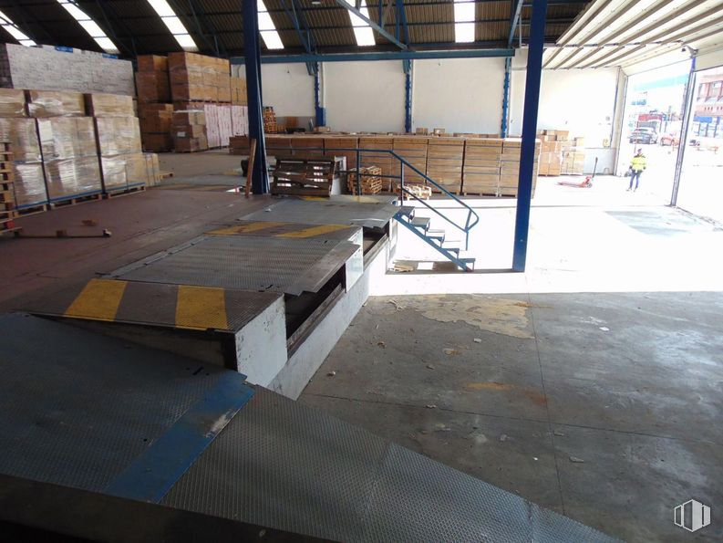 Industrial for rent at Polígono Industrial Las Mezquitas, Getafe, Madrid, 28906 with wood, floor, flooring, composite material, metal, building material, engineering, plywood, plank and hardwood around