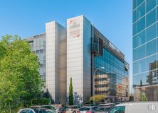 Office for rent at Edificio Centro Aeropuerto, Calle Barbadillo, 4, Barajas, Madrid, 28042 with building, land vehicle, car, sky, vehicle, tree, tower block, neighbourhood, urban design and tire around