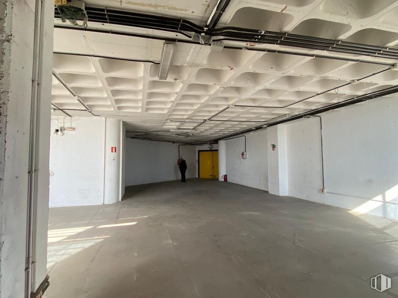 Nave en alquiler en Indubuilding 5, Avenida Democracia, 7, Puente de Vallecas, Madrid, 28031 con puerta, techo, suelo, suelos, hall, lámpara fluorescente, escayola, haz, sótano y lámpara alrededor