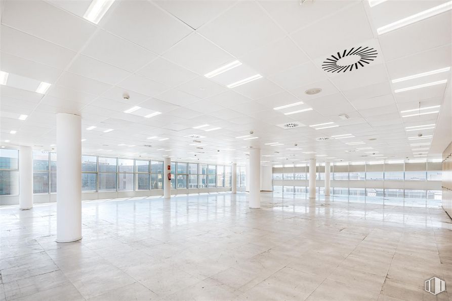 Oficina en alquiler en Edificio CRYS, Calle Vía de los Poblados, 3, Hortaleza, Madrid, 28033 con edificio, suelos, suelo, accesorio, hall, vidrio, techo, espacio, material transparente y evento alrededor