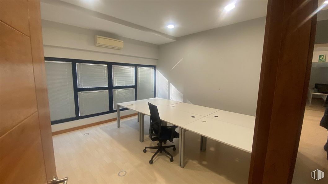 Oficina en alquiler y venta en Calle López Santos, 4, Las Rozas de Madrid, Madrid, 28230 con silla, escritorio, mesa, mueble, edificio, madera, silla de oficina, accesorio, ventana y suelos alrededor