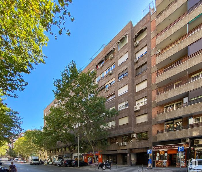 Retail for rent at Zona Prosperidad, Chamartín, Madrid, 28002 with building, sky, car, property, vehicle, infrastructure, window, tree, wheel and tower block around