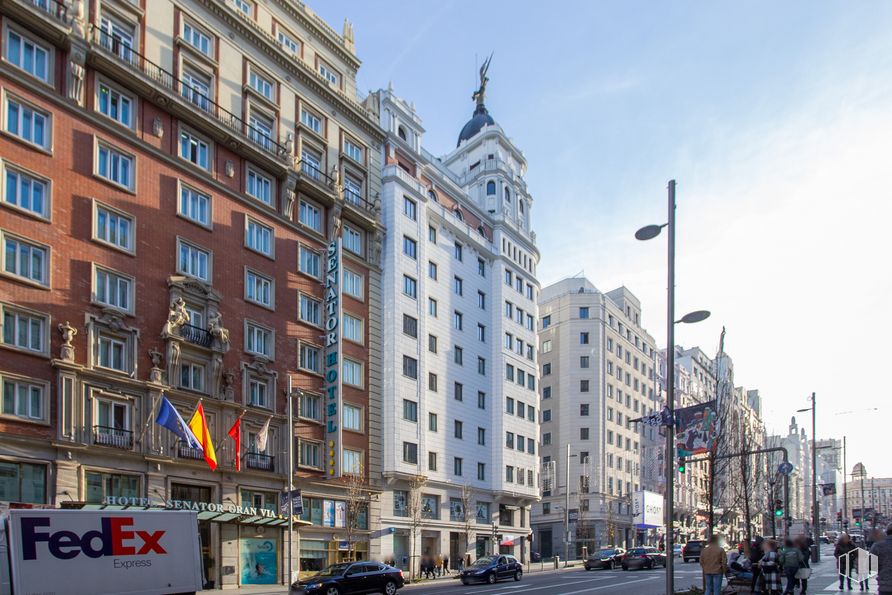 Local en venta en Calle Gran Vía, Centro, Madrid, 28013 con vehículo terrestre, cielo, edificio, día, luz de la calle, ventana, coche, rueda, infraestructura y nube alrededor