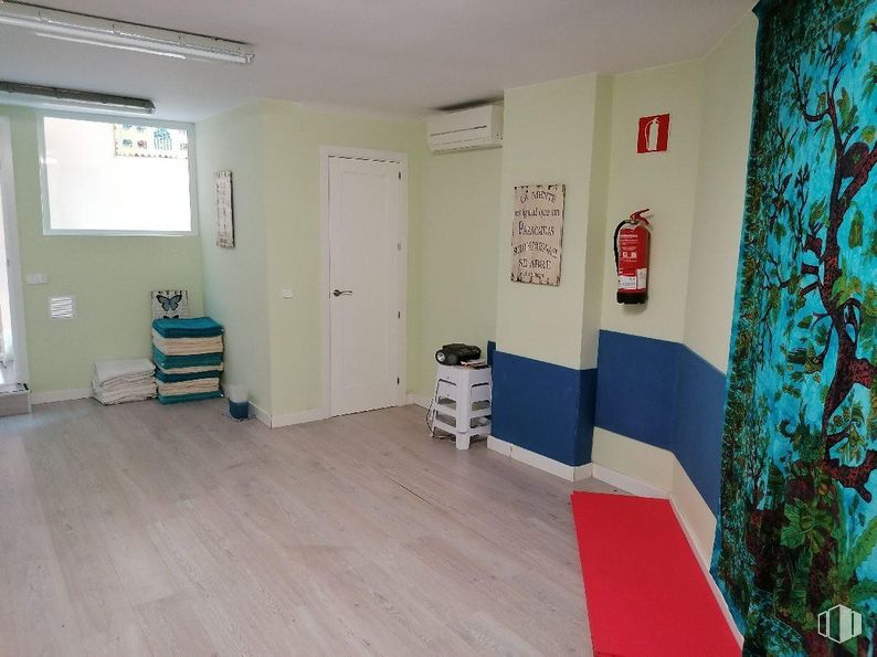 Local en venta en Zona Estación, Las Rozas de Madrid, Madrid, 28230 con ventana, mueble, diseño de interiores, puerta, pavimentos, edificio, piso, pared, madera y pintura alrededor