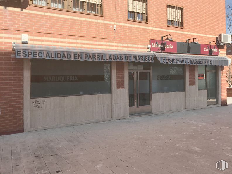 Local en venta en Avenida Pablo Neruda, Puente de Vallecas, Madrid, 28018 con edificio, ventana, propiedad, accesorio, puerta, ladrillo, albañilería, bienes raíces, casa y superficie de carretera alrededor