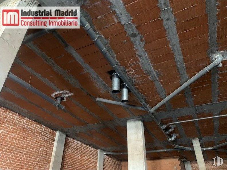 Local en alquiler y venta en Avenida de la Constitución, 184, Torrejón de Ardoz, Madrid, 28850 con animal, albañilería, ladrillo, madera, material de construcción, viga, línea, pared, edificio y material compuesto alrededor