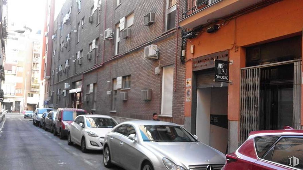 Oficina en alquiler en Calle Vargas, 7, Chamberí, Madrid, 28003 con coche, edificio, vehículo terrestre, rueda, vehículo, neumático, ventana, iluminación automotriz, infraestructura y diseño automotriz alrededor