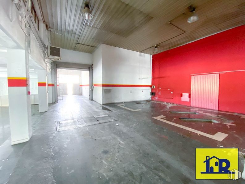 Industrial for sale & for rent at Avenida Cruz Roja Española, Cuenca, 16002 with property, building, interior design, floor, flooring, hall, fixture, gas, composite material and house around