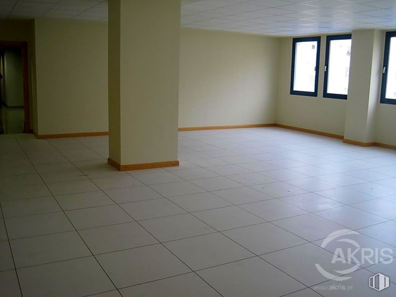 Office for sale at Avenida Irlanda, Toledo, 45005 with window, fixture, tile flooring, interior design, hall, flooring, floor, wood, material property and shade around