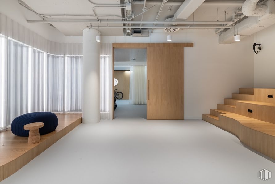 Office for rent at Edificio Helios, Spaces Campo Naciones, Hortaleza, Madrid, 28033 with building, property, architecture, interior design, floor, flooring, wood, comfort, hall and chair around