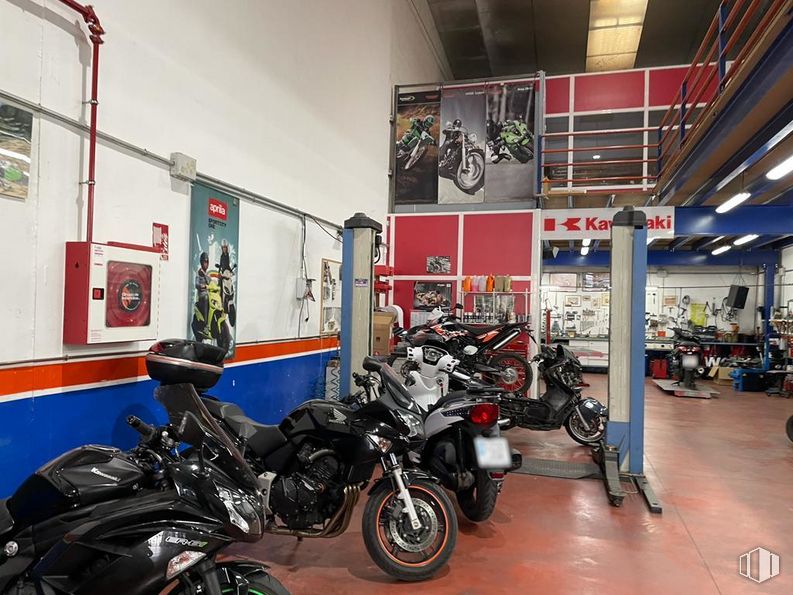 Nave en venta en Calle Gonzalo Chacón, Aranjuez, Madrid, 28300 con motocicleta, neumático, rueda, vehículo de motor, vehículo, neumático de automoción, iluminación del automóvil, depósito de combustible, diseño automovilístico y sistema de combustible de automoción alrededor