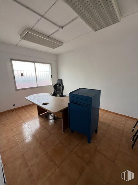 Nave en alquiler y venta en Polígono Industrial Borondo , Arganda del Rey, Madrid, 28500 con ventana, escritorio, alumbrado, lámpara, archivador, mueble, suelos, suelo, interiorismo y mesa alrededor