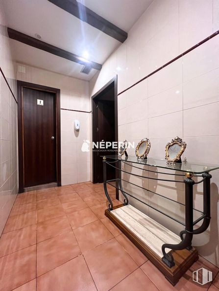 Local en alquiler en Zona Centro, Illescas, Toledo, 45200 con puerta, mesa, madera, interiorismo, edificio, suelo, suelos, pared, hall y madera dura alrededor