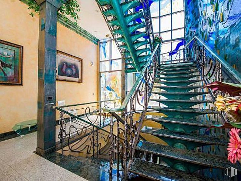 Nave en alquiler y venta en Calle Fragua, 11, Móstoles, Madrid, 28933 con marco, flor, ventana, azul, alumbrado, arquitectura, escaleras, ocio, arte y simetría alrededor