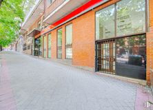 Local en venta en Ronda de Segovia, Arganzuela, Madrid, 28005 con puerta, ventana, edificio, árbol, madera, superficie de la carretera, asfalto, planta, ladrillo y barrio alrededor