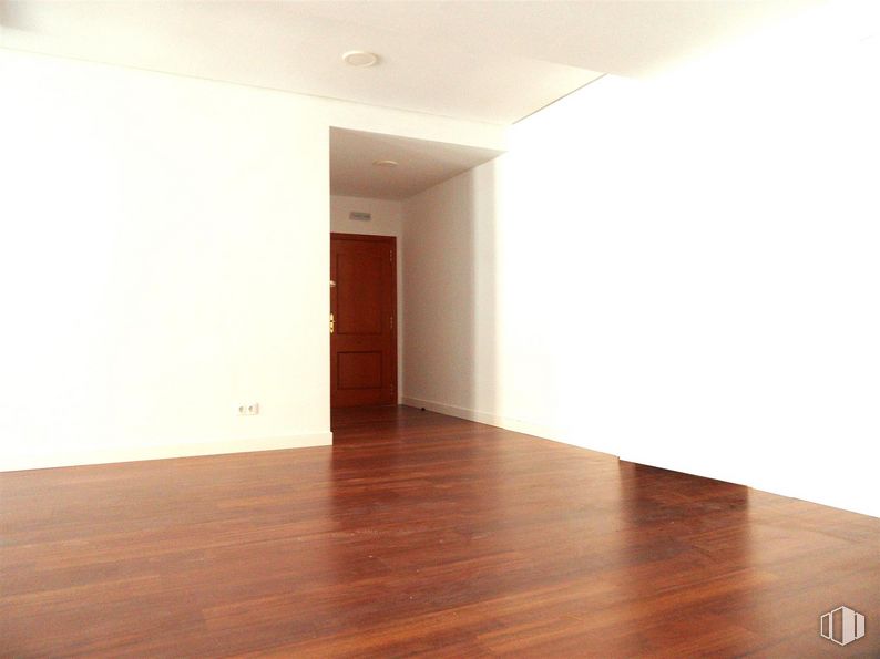 Oficina en alquiler en Calle Madrid, Getafe, Madrid, 28901 con puerta, marrón, edificio, madera, interiorismo, suelos, sombra, suelo, tinte para madera y hall alrededor