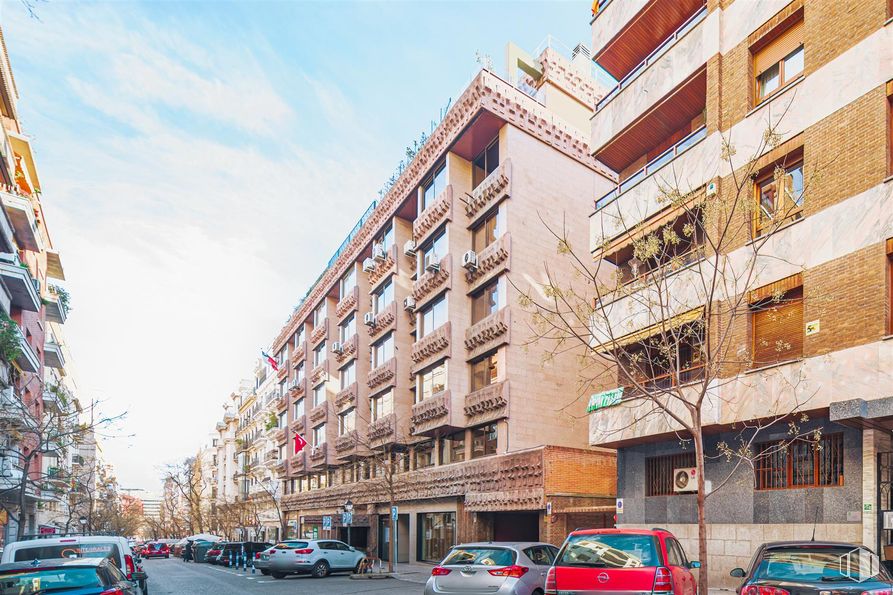 Oficina en alquiler en Zona Almagro, Chamberí, Madrid, 28010 con coche, edificio, rueda, vehículo terrestre, neumático, cielo, vehículo, nube, ventana y arquitectura alrededor