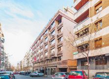 Oficina en alquiler en Zona Almagro, Chamberí, Madrid, 28010 con coche, edificio, rueda, vehículo terrestre, neumático, cielo, vehículo, nube, ventana y arquitectura alrededor