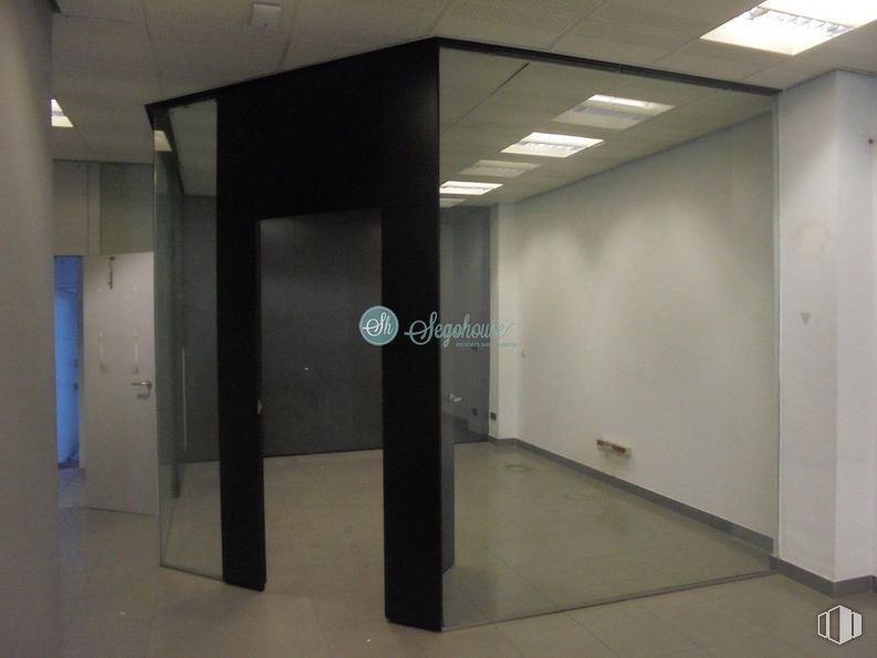 Retail for rent at Avenida Vía Roma, Segovia, 40003 with fixture, interior design, floor, flooring, material property, ceiling, hall, glass, automotive exterior and column around