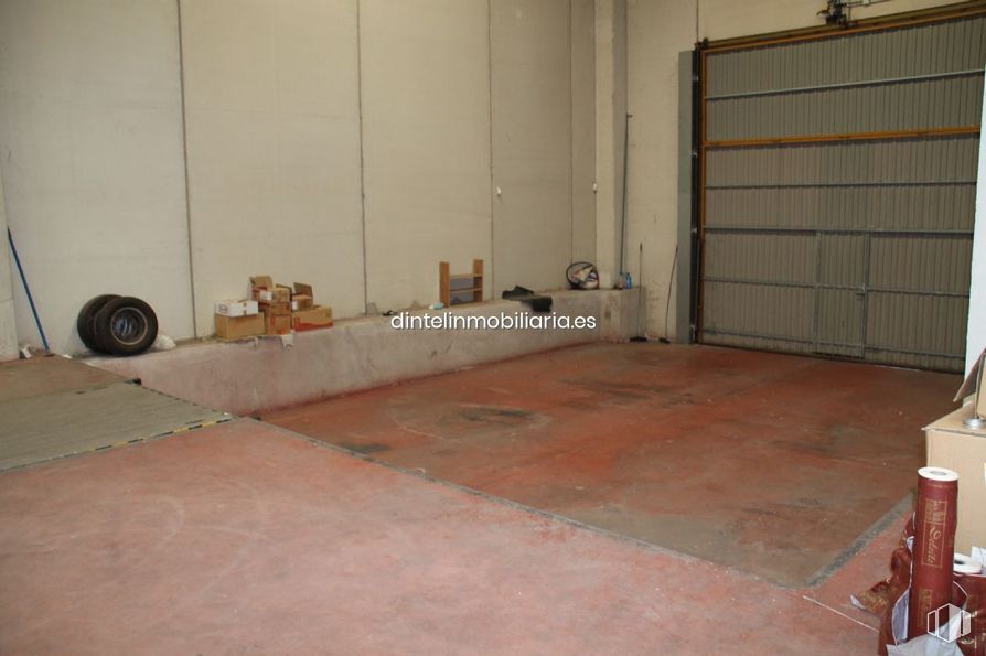 Industrial for sale at Polígono Vicolozano, Ávila, 05194 with wheel, packaged goods, wood, floor, flooring, automotive tire, hardwood, gas, tire and ceiling around