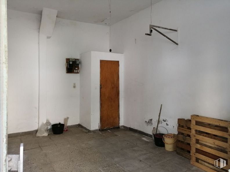 Retail for sale at Zona San Antonio, Ávila, 05005 with door, furniture, building, wood, fixture, lighting, interior design, flooring, floor and hardwood around