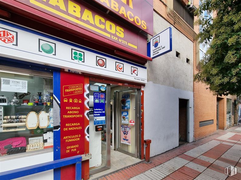 Local en venta en Calle  Alcalá, San Blas - Canillejas, Madrid, 28022 con propiedad, edificio, puerta, árbol, fachada, gas, venta al por menor, ciudad, ventana y fuente alrededor